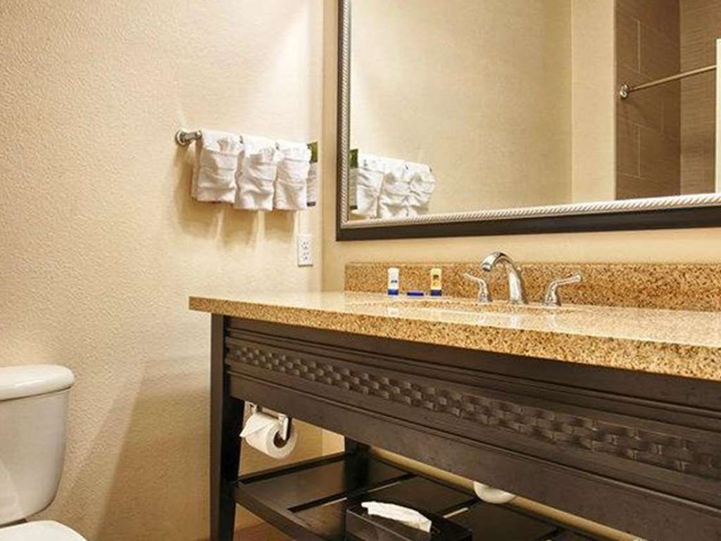 Red Roof Inn & Suites لونغفيو الغرفة الصورة